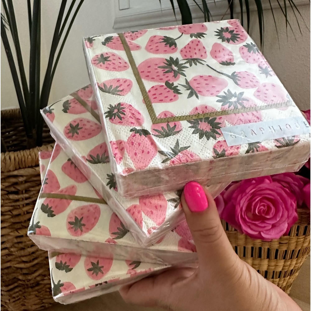 Graphique strawberry printed napkins set of 4. 3 ply cocktail 160 pieces total